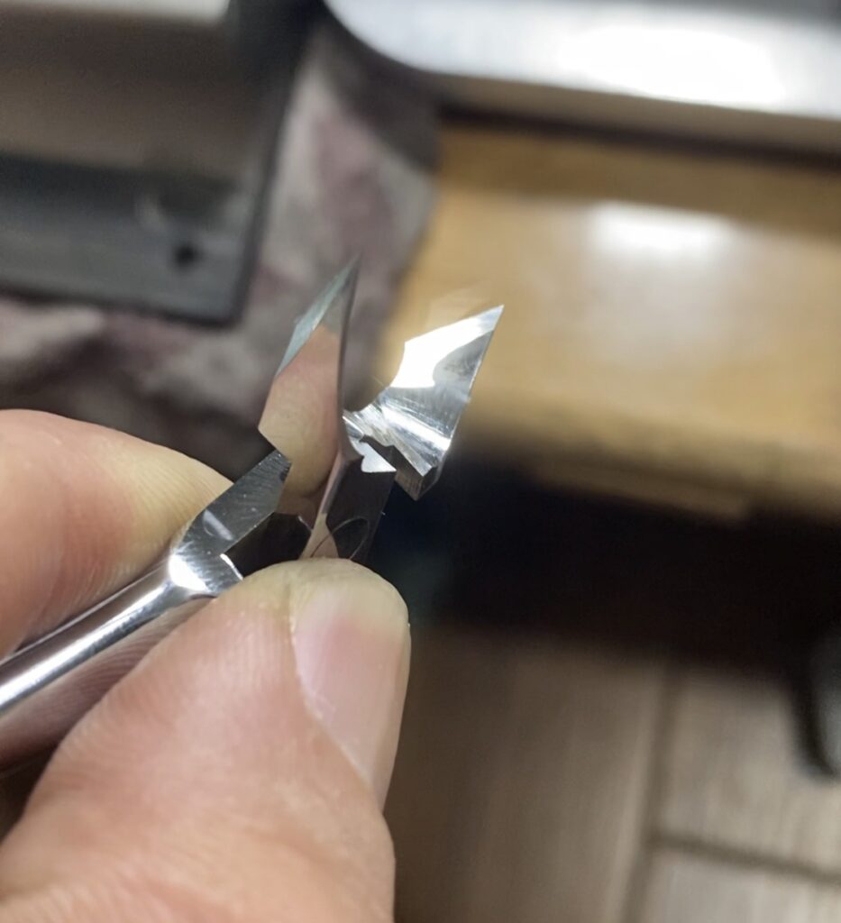 kềm cắt da sắc bén